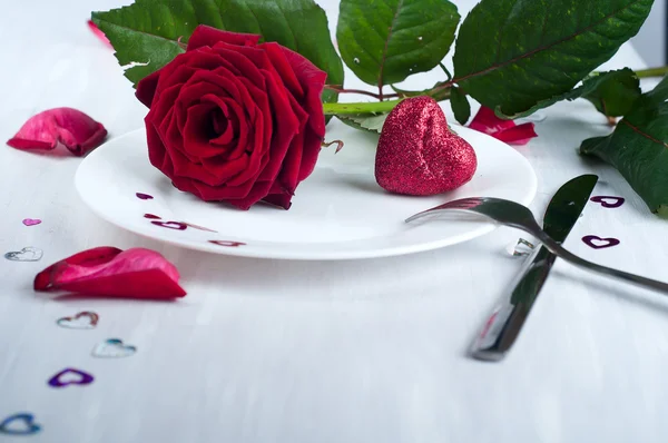 Configuração de mesa romântica com rosa — Fotografia de Stock