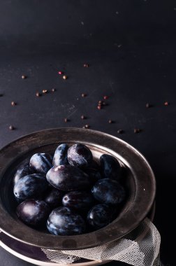 Doğal ışık ortamda taze Erik