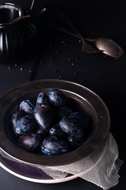 Doğal ışık ortamda taze Erik