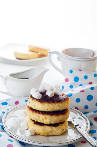 Panqueques de queso Syrniki con crema agria — Foto de Stock