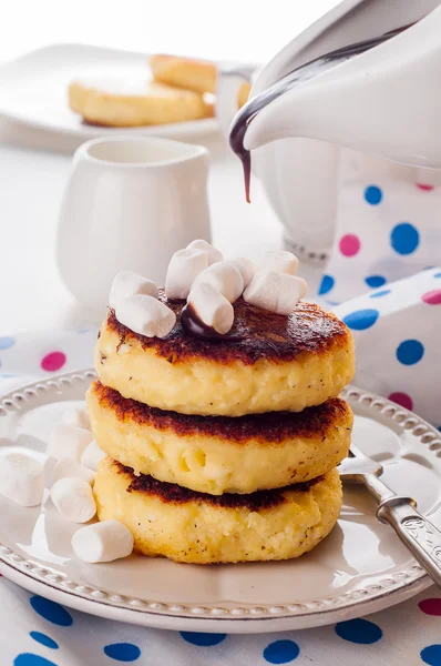 Panqueques de queso Syrniki con crema agria — Foto de Stock