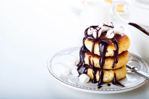 Syrniki cheese pancakes with sour cream — Stock Photo, Image