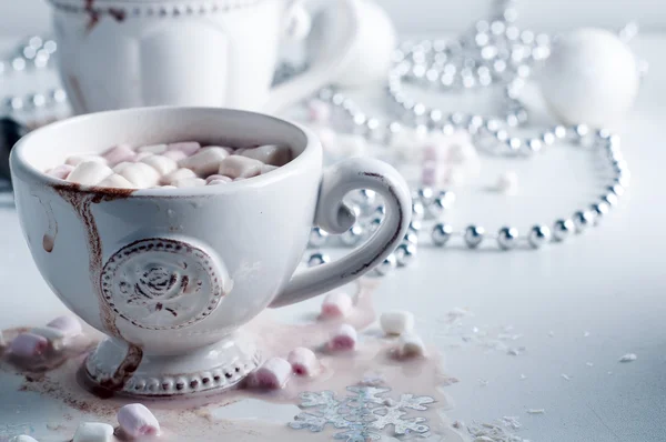 Kopje warme chocolademelk met marshmallows — Stockfoto