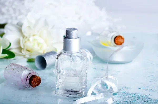 Frascos de perfume con fondo de agua — Foto de Stock