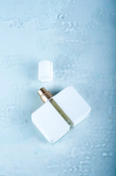 Nőies, elegáns környezetben, parfümös üveg — Stock Fotó