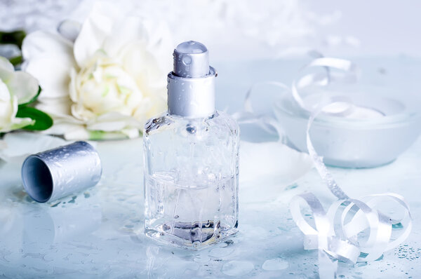 парфюмерные бутылки с водой backgraund
