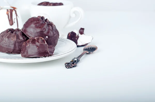 Шоколадный зефир и чашка кофе — стоковое фото