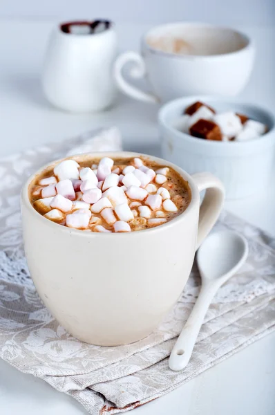 Kopje warme chocolademelk met marshmallow — Stockfoto