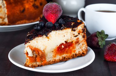 Süzme peynir tatlı çikolata sosu anddried kayısı ile,