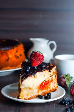 Süzme peynir tatlı çikolata sosu anddried kayısı ile,