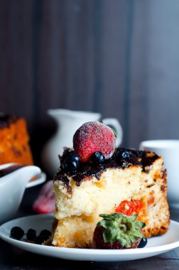 Süzme peynir tatlı çikolata sosu anddried kayısı ile,