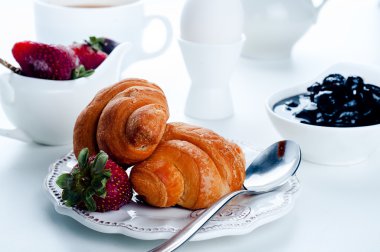 Kahve ve kruvasanla kahvaltı.
