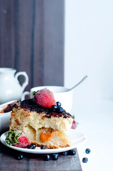 Postre de requesón con salsa de chocolate y albaricoques secos , — Foto de Stock