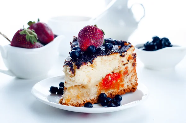 Cheesecake with strawberries and chocolate — Stock Photo, Image