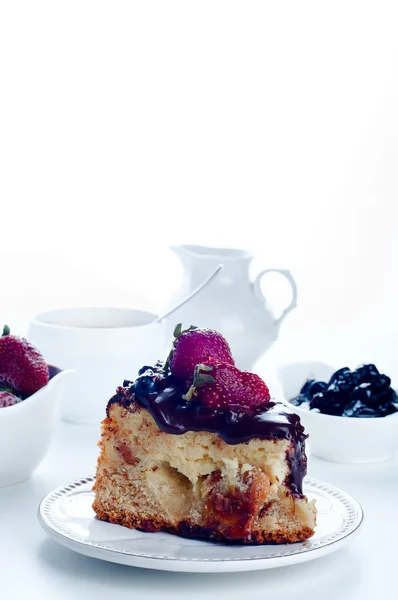 Cheesecake with strawberries and chocolate — Stock Photo, Image