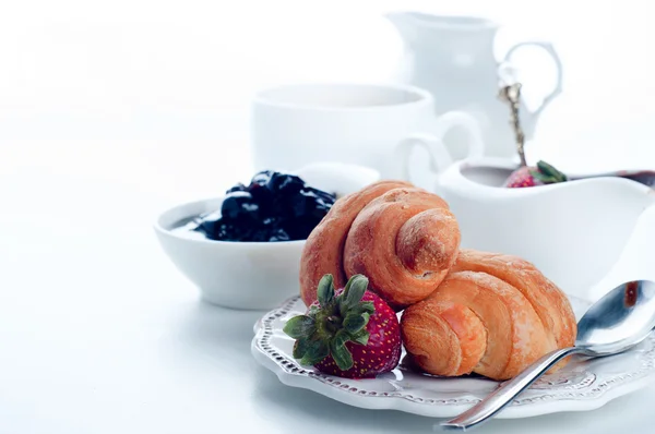 Desayuno con café y cruasanes —  Fotos de Stock