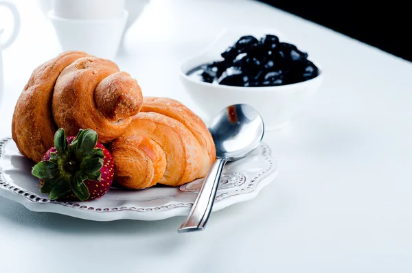 Desayuno con huevos, cruasanes frescos , —  Fotos de Stock