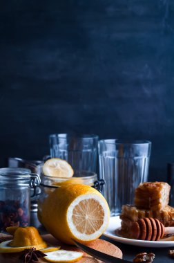 Bal, limon ve zencefil tonik 
