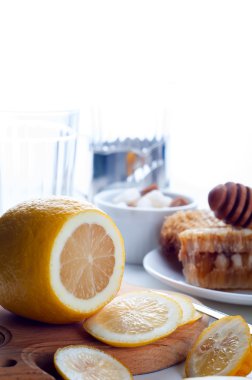 Bal, limon ve zencefil tonik 