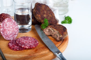 Gözlük votka ve sosis ile yönetim kurulu