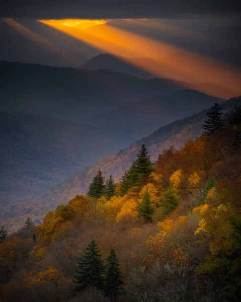 Epický východ slunce v kouřových horách — Stock fotografie