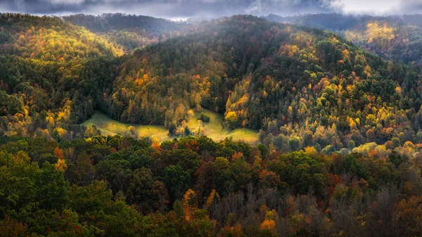 Landsbygdsutsikt under höstsäsongen — Stockfoto