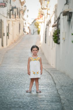 Şehrin sokaklarında çalışan çocuk çalış