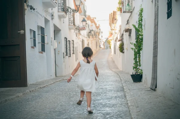 Niño juega corriendo por las calles de la ciudad - 3 —  Fotos de Stock