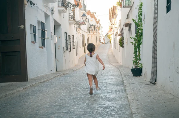 Niño juega corriendo por las calles de la ciudad - 4 —  Fotos de Stock