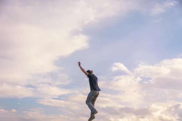 Jonge man sprongen door de lucht — Stockfoto