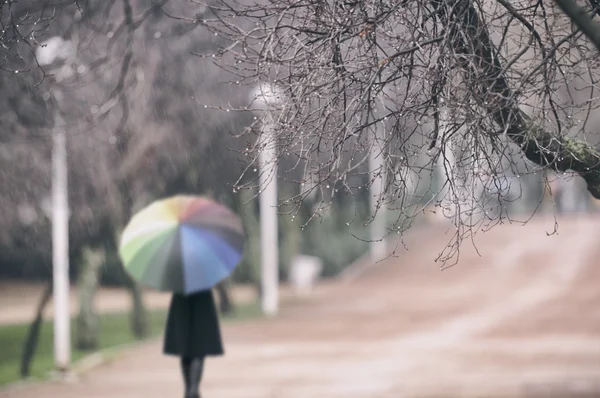 Femme sous la pluie au parc — Photo