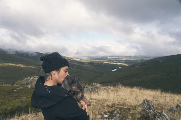 Woman hiking on a cloudy autumn day — Stock Photo, Image