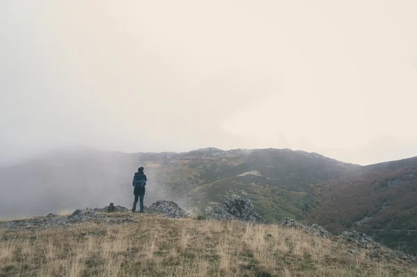 Woman hiking on a cloudy autumn day — Stock Photo, Image