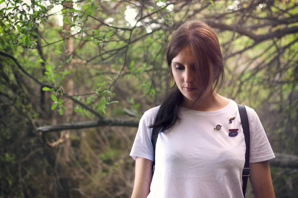 Retrato de jovem mulher na floresta — Fotografia de Stock