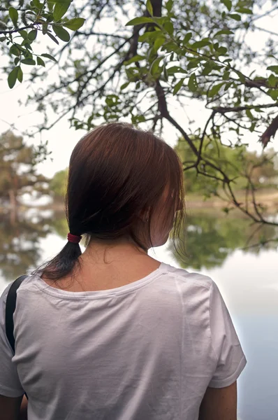 Retrato de una joven en el lago — Foto de Stock