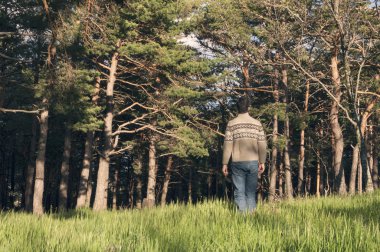 Güneşli bir öğleden sonra zevk ormanda genç adam