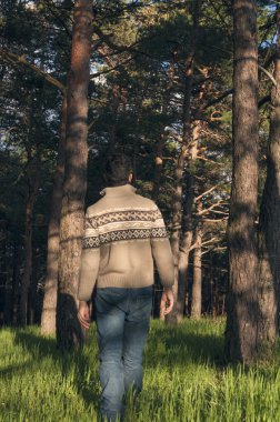 Güneşli bir öğleden sonra zevk ormanda genç adam