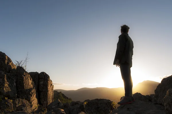 Fille regardant coucher de soleil au sommet de la montagne. Horizontal — Photo