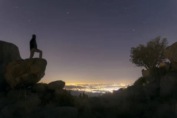 Geceleri dağa şehir izlerken — Stok fotoğraf
