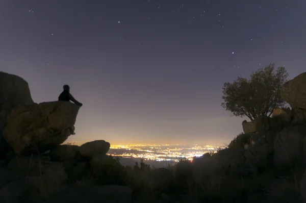 Gece dağlarda şehir izlerken-2 — Stok fotoğraf