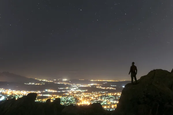 Observando la ciudad desde la montaña por la noche-5 —  Fotos de Stock