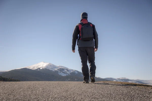 Trekking op de mountain road — Stockfoto