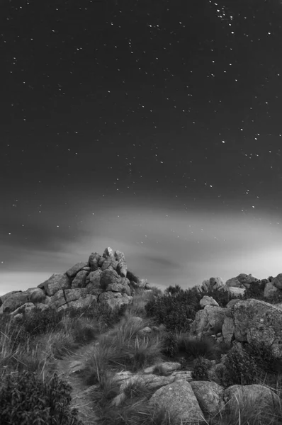 Yıldız bir gölgelik altında dağ yolu — Stok fotoğraf