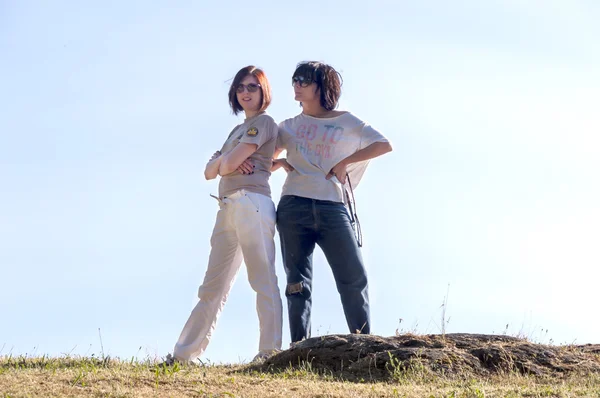 Two women posing on the hill — Stock Photo, Image