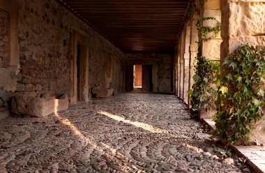 Dış koridor güneş ışığında banyo