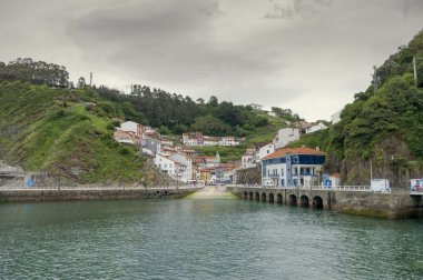 Cudillero Asturias, İspanya içinde bağlantı noktasına panoramik manzaralı