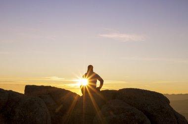 -2 gün batımını izlemek üstünde adam