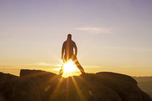 Homem em cima a ver o pôr do sol — Fotografia de Stock