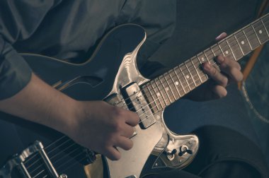 Elektro gitar - 3 çalmak