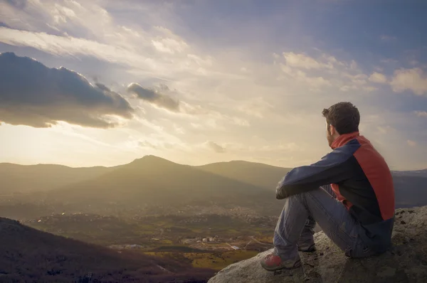 Homem no topo assistindo a um belo nascer do sol na aldeia — Fotografia de Stock